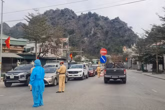  Kiểm soát người và phương tiện tại cửa ngõ vào TP Cẩm Phả.