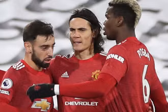 Cavani (giữa) ghi bàn cân bằng tỷ số 1-1 cho Man Uited.