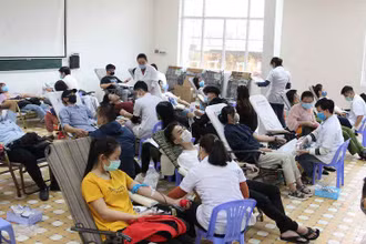 Các bạn trẻ hiến máu tại Ngày hội “Chủ nhật Đỏ”