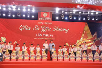 Tặng học bổng cho hoc sinh nghèo hiếu học.