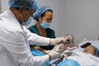 PGS, TS Trần Danh Cường chào đón em bé chào đời đầu tiên năm 2021. 