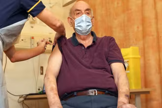 Ông Brian Pinker tiêm vaccine ngừa Covid-19 của AstraZeneca/Oxford tại Bệnh viện Churchill, tại Oxford, ngày 4-1. (Ảnh: Getty Images)