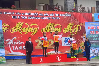 Ban Tổ chức trao giải nhất, nhì, ba nội dung thi đấu cá nhân nữ.