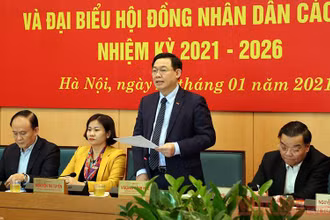 Đồng chí Vương Đình Huệ, Ủy viên Bộ Chính trị, Bí thư Thành ủy, Trưởng đoàn đại biểu Quốc hội TP Hà Nội phát biểu ý kiến tại hội nghị. Ảnh: Duy Linh