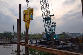 Lực lượng đắp đập tiến hành những công đoạn đầu tiên.