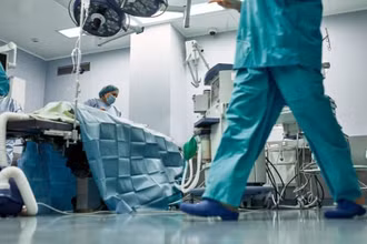 Chăm sóc bệnh nhân Covid-19 tại bệnh viện ở Pháp. (Ảnh: Actu.fr)