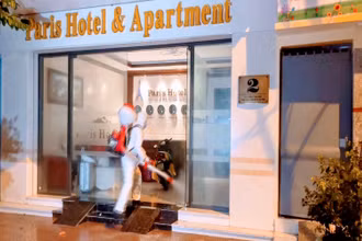 Lực lượng chức năng phun khử khuẩn Khách sạn Paris - nơi bệnh nhân Covid-19 lưu trú.