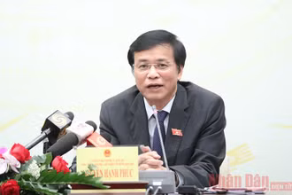 Tổng Thư ký Quốc hội Nguyễn Hạnh Phúc phát biểu tại họp báo sáng 23-3. Ảnh: Nhật Bắc