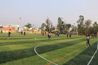 Sân bóng đá mini do Hoiana tài trợ.