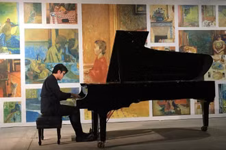 Nghệ sĩ piano Lưu Đức Anh biểu diễn tại chương trình