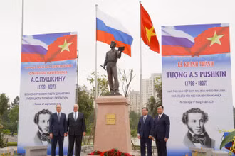 Tượng đài A.S.Puskin tại Công viên Hòa Bình (Hà Nội).