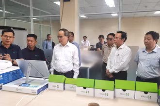 Đoàn công tác cán bộ thành phố Hồ Chí Minh thăm Trung tâm giám sát điều hành CVPM Quang Trung.