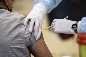 Nhân viên y tế quản lý vaccine AstraZeneca tại trung tâm hội nghị La Nuvola (The Cloud), nơi tạm thời được biến thành trung tâm tiêm chủng Covid-19, ở Rome, Italy ngày 19-3. Ảnh AP.