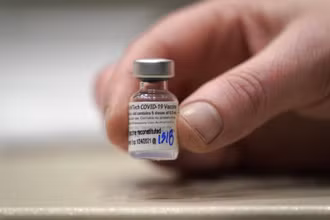 Pfizer cho biết vaccine ngừa Covid-19 của mình an toàn và bảo vệ mạnh mẽ ở trẻ em từ 12 đến 15 tuổi. Ảnh: AP.
