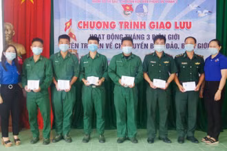 Tặng quà cho các cán bộ, chiến sĩ đồn Biên phòng An Thạnh Ba.