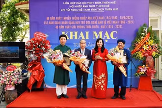 Hội Nghệ sĩ Nhiếp ảnh Việt Nam trao Kỷ niệm chương cho Chủ tịch UBND tỉnh Phan Ngọc Thọ, Bí thư Thành ủy Huế Phan Thiên Định và nhà văn Hồ Đăng Thanh Ngọc.