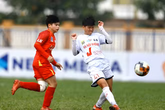 Vũ Thị Hoa (áo trắng) lập cú đúp trong chiến thắng mở đầu lượt về của U19 nữ Hà Nội Watabe. (Ảnh: M.H)