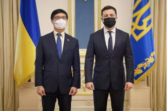 Đại sứ Việt Nam tại Ukraine Nguyễn Hồng Thạch (bên trái) và Tổng thống Ukraine Vladimir Zelensky tại lễ trình Uỷ nhiệm thư.
