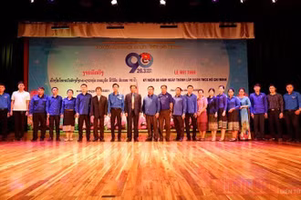 Đồng chí Lê Nho Thạnh, đồng chí Trần Đại Thắng và các đại biểu Lào cùng Ban Cán sự Đoàn TNCS HCM tại lễ mít-tinh.