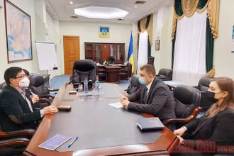 Đại sứ Nguyễn Hồng Thạch (bên trái) làm việc với ông Sergiy Kozyr, Tỉnh trưởng tỉnh Kherson. 