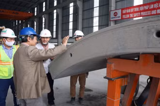 Các chuyên gia của Hội đồng nghiệm thu nhà nước tiến hành kiểm tra các thông số kỹ thuật, nguyên liệu sản xuất... của vỏ hầm.