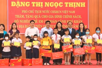 Phó Chủ tịch nước Đặng Thị Ngọc Thịnh trao học bổng trẻ em huyện Duy Xuyên.