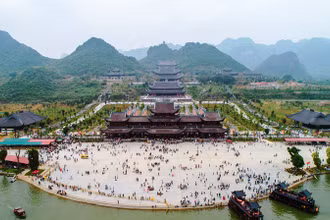 Du khách tới chùa Tam Chúc tăng đột biến trong ngày 14-3.