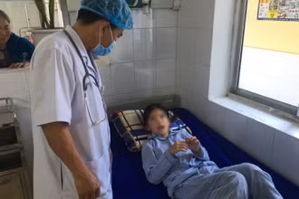 Bác sĩ Bệnh viện đa khoa huyện Bố Trạch kiểm tra sức khỏe của nạn nhân.