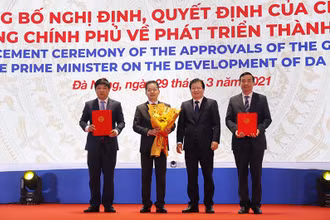Phó Thủ tướng Trịnh Đình Dũng trao các Quyết định của Thủ tướng Chính phủ về phát triển TP Đà Nẵng.