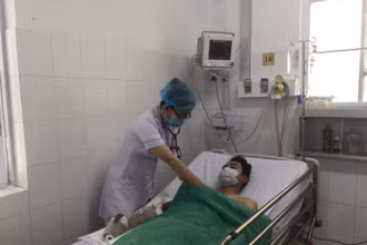 Bác sĩ thăm khám cho bệnh nhân N.V.T. bị rắn chàm quạp cắn.