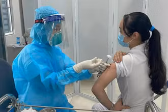 Tiêm vaccine đầu tiên đã được thực hiện tại Bệnh viện Nhiệt đới T.Ư cơ sở 2 vào sáng 8-3. 
