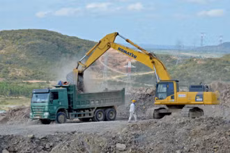 Thi công gói thầu XL-01, đoạn Vĩnh Hảo - Phan Thiết tại vị trí núi Ông Mục, xã Vĩnh Hảo, huyện Tuy Phong (Bình Thuận).