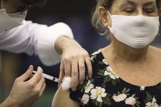 Nhân viên y tế tiêm vaccine ngừa Covid-19 cho một người cao tuổi tại Rio de Janeiro, Brazil, ngày 18-3-2021. (Ảnh: Reuters)