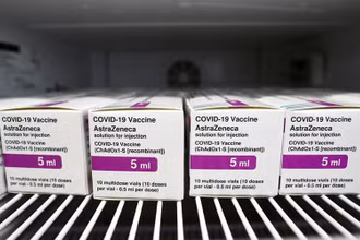Những liều vaccine AstraZeneca được bảo quản trong ngăn lạnh tại một bệnh viện Ireland trong bối cảnh nước này tạm ngừng sử dụng do lo ngại các phản ứng phụ. Ảnh: Reuters