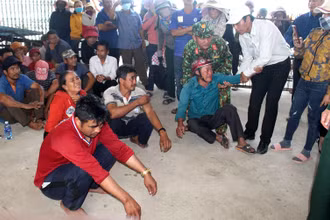 Các ngư dân trên tàu gặp nạn vào bờ an toàn.