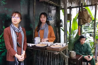 Trưng bày tái hiện khung cảnh một trạm giao liên xưa.