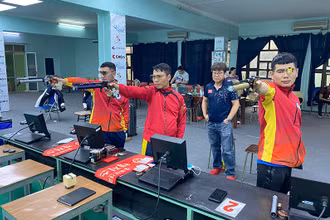 Quốc Cường (đứng giữa) cùng hai đồng đội và chuyên gia Hàn Quốc đã có sự chuẩn bị kỹ lưỡng.