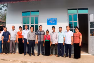Thành ủy Điện Biên Phủ và Công ty cổ phần cấp nước Điện Biên trao nhà tặng gia đình bà Lò Thị Úi.