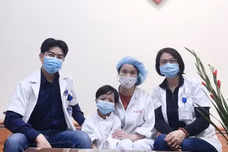 Bé H. cùng các bác sĩ Trung tâm Tim mạch và lồng ngực, Bệnh viện Hữu nghị Việt Đức.