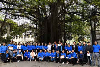 Đoàn viên, thanh niên chụp ảnh lưu niệm với các đồng chí lãnh đạo Báo Nhân Dân.