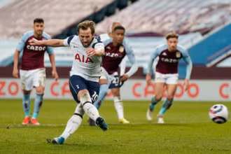 H. Kane (áo trắng) sút phạt 11m, ấn định chiến thắng 2-0 cho Tottenham.