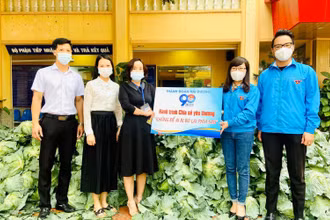 Đoàn viên, thanh niên TP Hải Dương thu mua rau xanh cấp phát tới các hộ khó khăn.