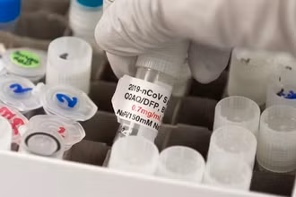 Vaccine ngừa Covid-19 đang phát triển tại phòng thí nghiệm Novavax ở Gaithersburg, Maryland vào ngày 20-3-2020. Ảnh: Getty Images.
