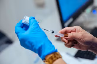 Một liều vaccine ngừa Covid-19 của Moderna. Ảnh: Reuters.