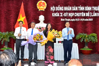 Bà Nguyễn Thị Thuận Bích, tân Phó Chủ tịch HĐND tỉnh Bình Thuận, nhiệm kỳ 2016-2021 và ông Nguyễn Văn Phong (thứ hai từ trái sang), tân Phó Chủ tịch UBND tỉnh Bình Thuận, nhiệm kỳ 2016-2021 nhận hoa chúc mừng của Thường trực HĐND tỉnh Bình Thuận.