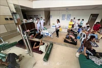 Nạn nhân bị thương do động đất được đưa tới bệnh viện ở Cebu, Philippines, ngày 1/10/2025. (Ảnh: THX/TTXVN)