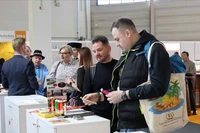 Du khách nước ngoài tìm hiểu các sản phẩm du lịch tại gian hàng Việt Nam ở Hội chợ Du lịch quốc tế Berlin 2026. (Ảnh: TTXVN)