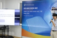 Thạc sĩ Phạm Minh Quân trình bày tham luận "Thúc đẩy chất lượng giáo dục và nghiên cứu nghệ thuật: thực hành sáng tạo và học thuật hội nhập" tại Hội nghị. (Ảnh: SIS)