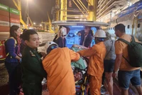 Lực lượng tìm kiếm cứu nạn tiếp nhận nạn nhân tại cảng Tiên Sa, Đà Nẵng.