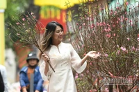 Khách du lịch rạng rỡ du xuân. (Ảnh: THÀNH ĐẠT)